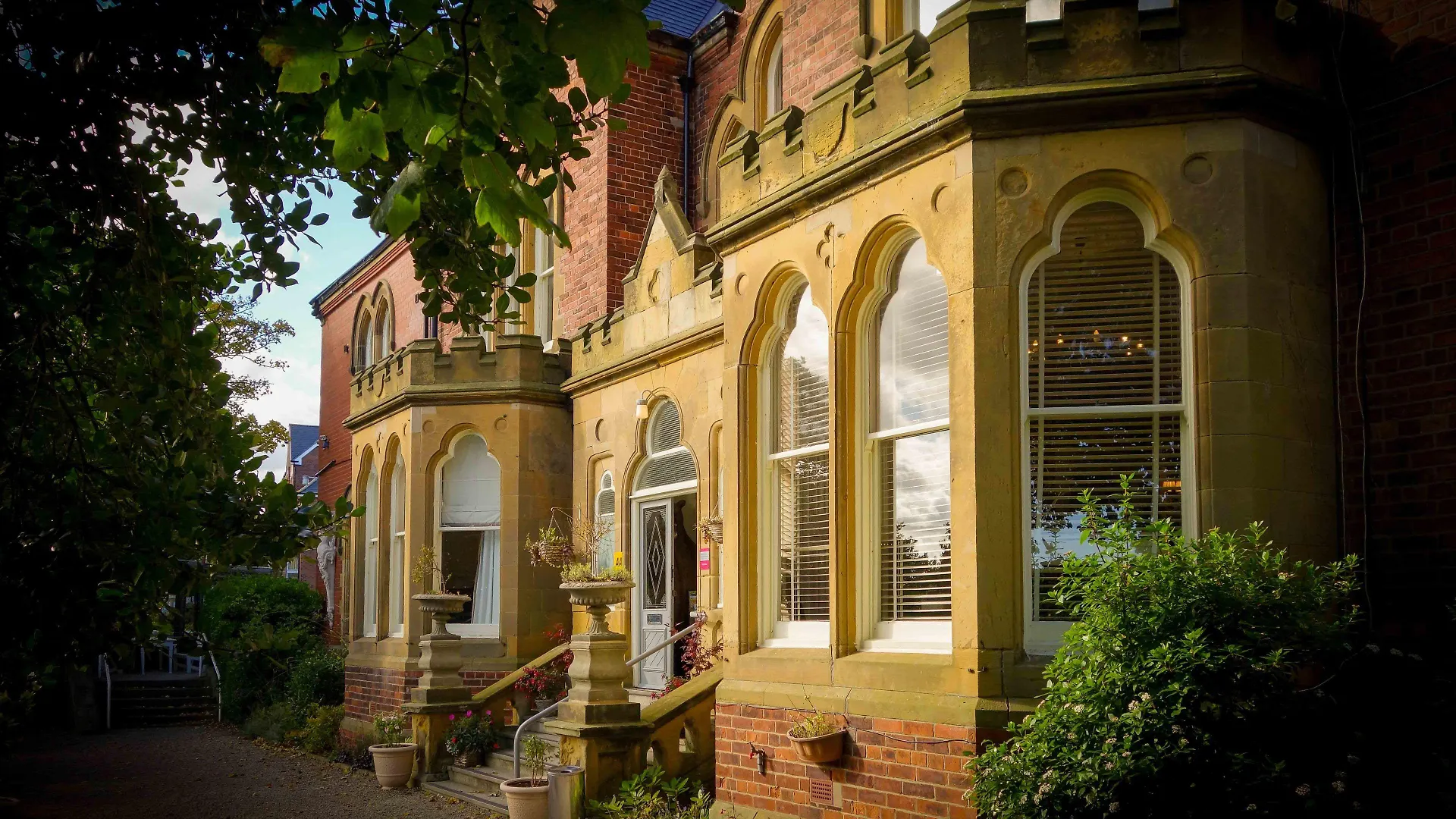 4 Family Hotels Near Tom Leonard Mining Museum Worth Booking