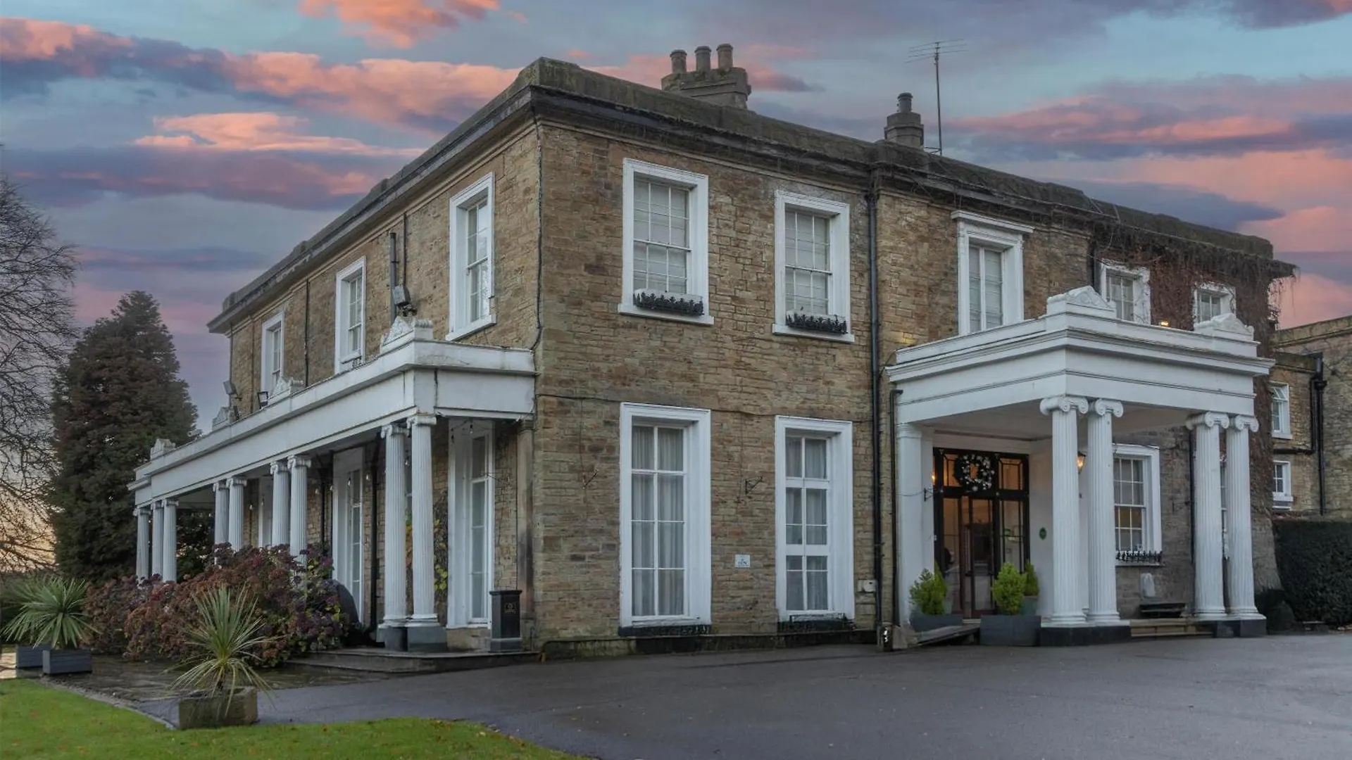 Where to Stay Near Renishaw Hall Gardens: 5 Best 4-Star Hotels