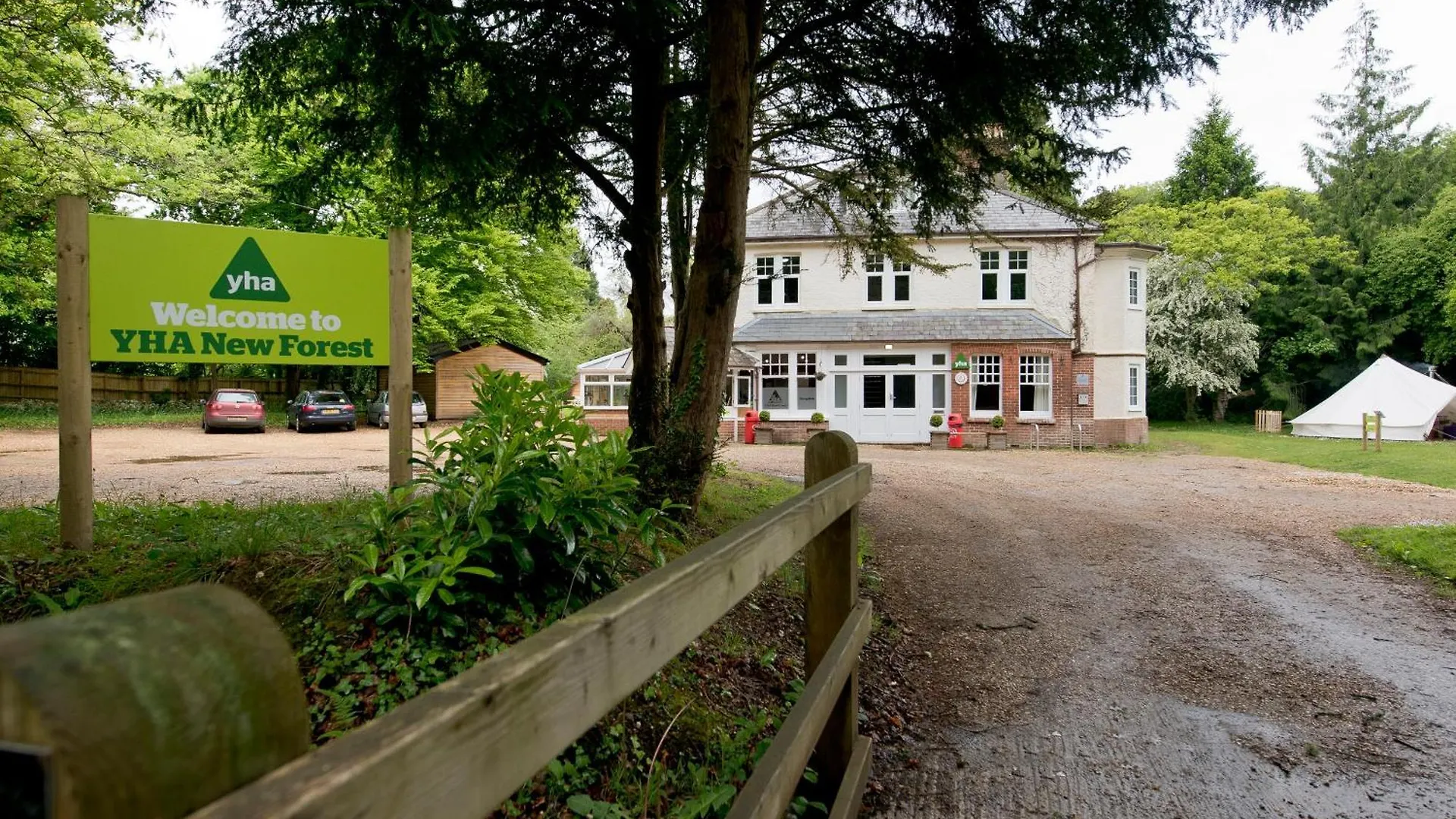Where to Stay in Hampshire: 4 Best Hotels for Exceptional Staff