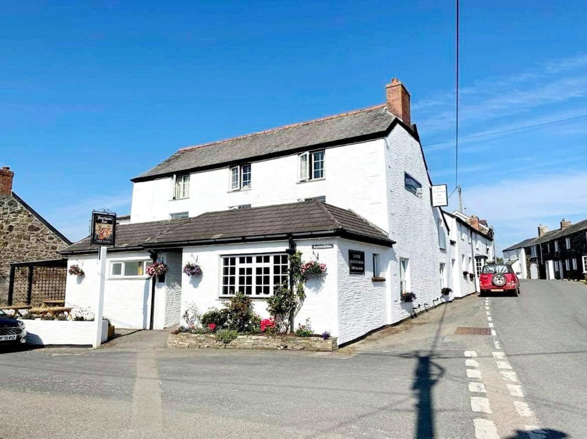 4 Couple-Friendly Hotels Close to St Kew Golf Club